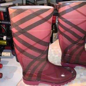 Burberry logo boots Size 6,5 or EU 37. Chic. One flaw see description.